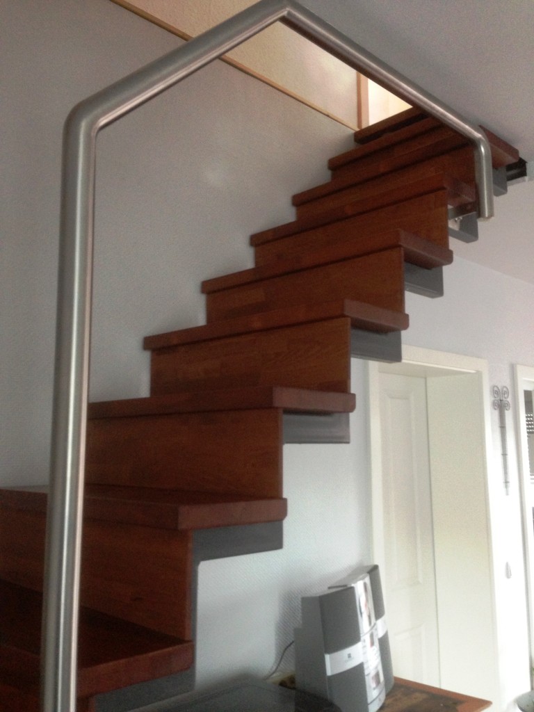Pulverbeschichtete Stahltreppe mit Edelstahl Handlauf und Holzstufen 2