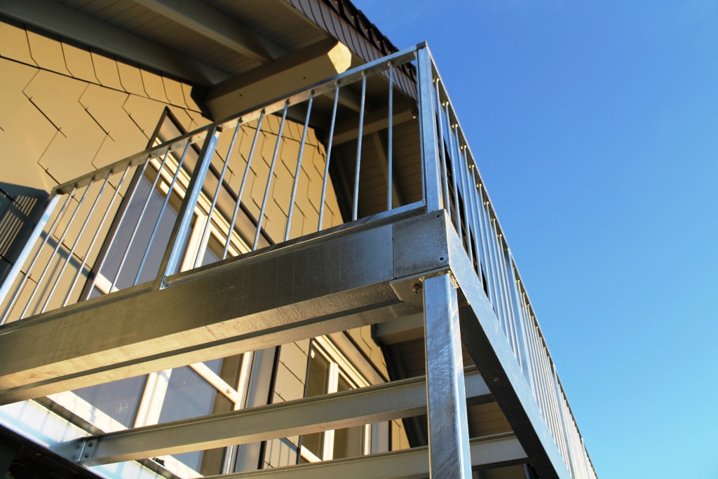 Balkon und Balkongeländer aus verzinktem Stahl 3